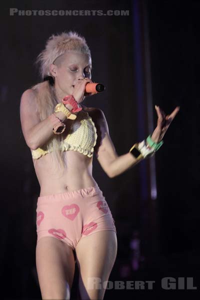 DIE ANTWOORD - 2013-06-29 - EVREUX - Hippodrome Evreux Normandie - Anri du Toit [Yolandi Visser]